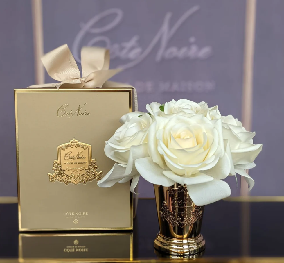 Buchet parfumat de 7 trandafiri în vază aurie